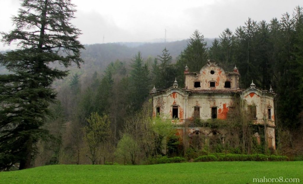 คฤหาสน์ Villa De Vecchi ตั้งอยู่บนภูเขาทางตะวันออกของทะเลสาบ Como หรือเรียกกันทั่วไปว่า "บ้านแดง" เป็นคฤหาสน์สมัยศตวรรษที่ 19