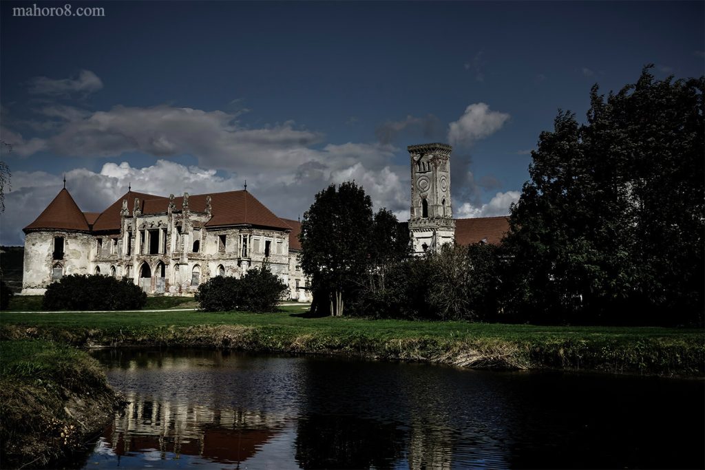 ปราสาท Banffy ถือเป็นสถานที่ที่มีผีสิงมากที่สุดในโรมาเนีย เป็นปราสาทที่ใหญ่ที่สุดในทรานซิลเวเนีย ซึ่งเป็นหนึ่งในสถานที่ท่องเที่ยวสไตล์บาโรก