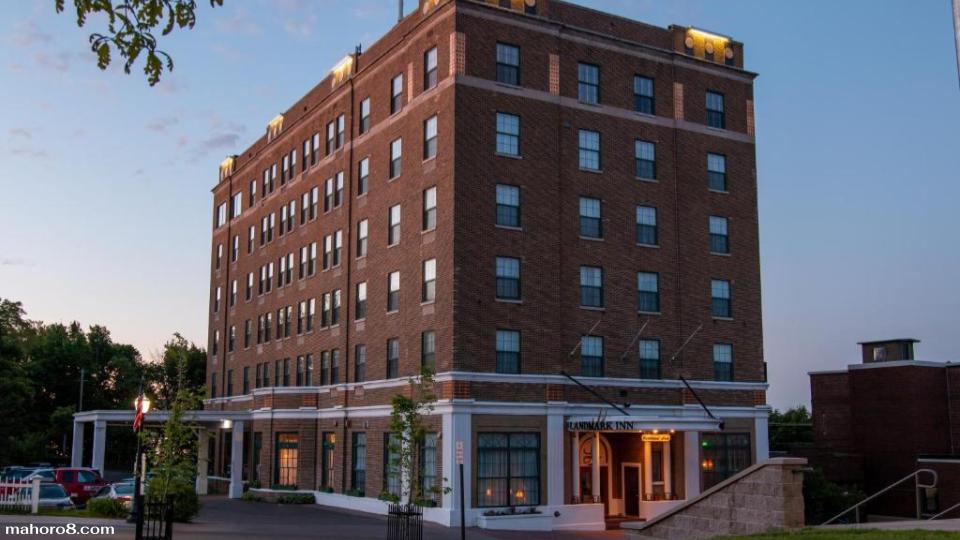 โรงแรม Landmark Inn ที่ถูกผีสิงในย่านใจกลางเมืองของเมือง Marquette ในรัฐมิชิแกน ถูกสร้างขึ้นครั้งแรกในปี 1910 เป็นเวลาหลายปี