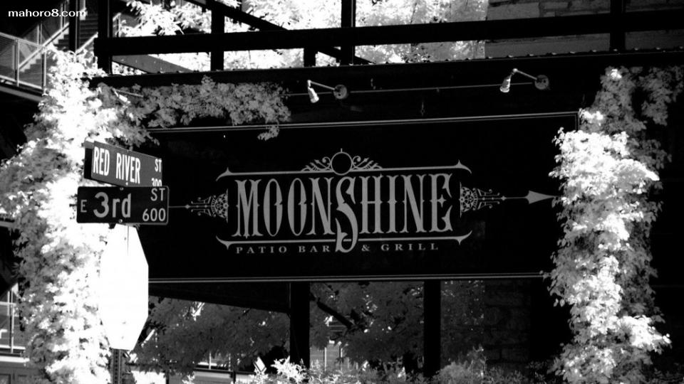 Moonshine Patio Bar & Grill บาร์ผีสิงที่มีชื่อเสียงที่สุดของออสตินสอดสถานที่ยอดนิยมแห่งนี้ตั้งอยู่ที่ 303 ถนน Red River มีบางอย่างที่น่าขนลุก