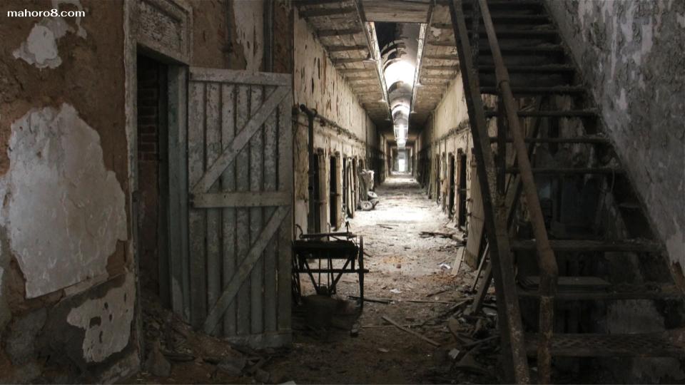 เรือนจำผีสิงที่รู้จักกันในชื่อ Eastern State Penitentiary ตั้งอยู่ในฟิลาเดลเฟีย รัฐเพนซิลวาเนีย โครงสร้างนี้ไม่เพียงแต่เป็นที่รู้จักในฐานะเรือนจำอย่างเป็นทางการแห่งแรกของประเทศเท่านั้น